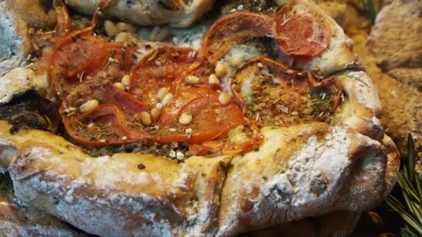 Libanese stijl grote plat brood gebakken en kruiden met verschillende topping ziet eruit als pizza — Stockvideo