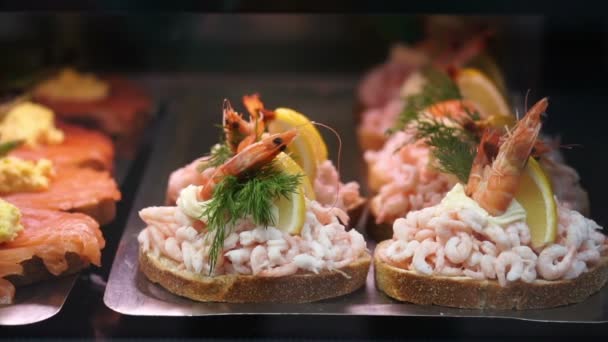 덴마크, 스칸디나비아 오픈 샌드위치 고기, 해산물, 야채 토 핑 샷을 슬로우 모션에서의 다른 종류와 맛 있는 호 밀 빵 — 비디오