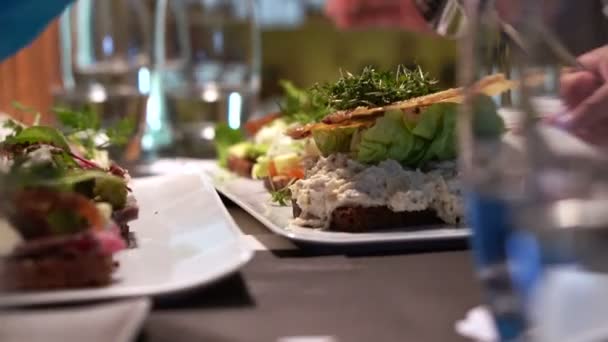 Manos y plato familia compartiendo comida cena en la mesa — Vídeo de stock