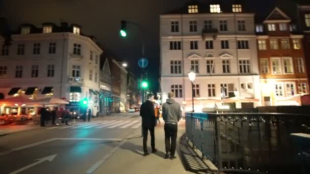 Köpenhamn, Danmark - April 2017: Handhållna skott promenader genom bron till Nyhavn området landmarken av Danmark — Stockvideo