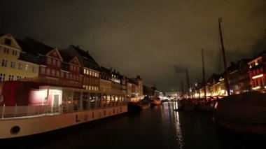 Copenhagen, Danimarka - Nisan 2017: Gece video profili Nyhavn renkli evin İskelesi, Copenhagen Simgesel Yapı tarafından