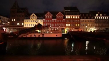 Copenhagen, Danimarka - Nisan 2017: Gece video profili Nyhavn renkli evin İskelesi, Copenhagen Simgesel Yapı tarafından