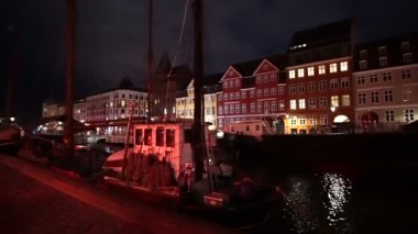 Copenhagen, Danimarka - Nisan 2017: Gece video profili Nyhavn renkli evin İskelesi, Copenhagen Simgesel Yapı tarafından
