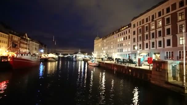 부두, 코펜하겐 랜드마크 Nyhavn 다채로운 하우스의 코펜하겐, 덴마크-4 월 2017: 야경 동영상 — 비디오