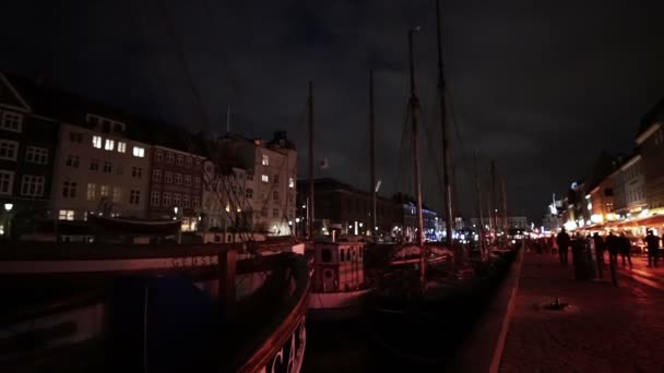 Copenhagen, Denmark - April 2017: Night video view of Nyhavn colorful house by the pier, Copenhagen landmark — Stock Video