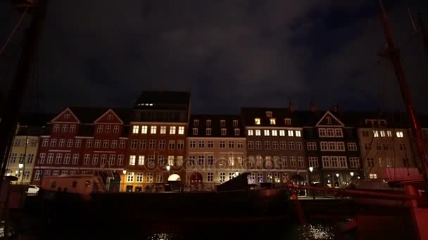 Copenaghen, Danimarca - Aprile 2017: Vista video serale della casa colorata Nyhavn vicino al molo, punto di riferimento di Copenaghen — Video Stock