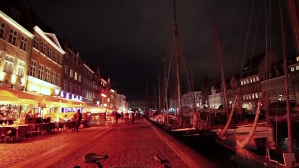 Copenhagen, Denemarken - April 2017: Nacht video van mensen, toeristen lopen in Nyhavn landmark gebied met bars en restaurants — Stockvideo