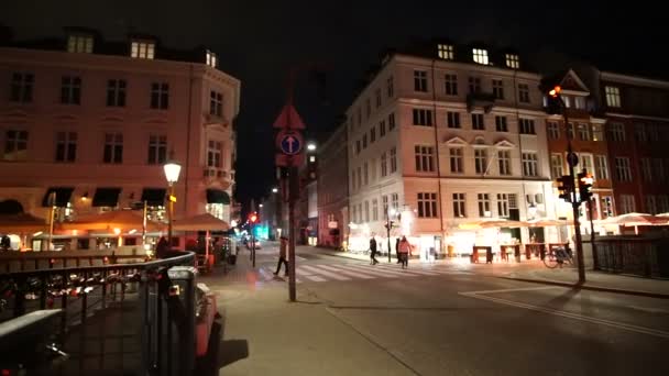 Copenhagen, Denmark - April 2017: Night video of people, tourist walking at Nyhavn landmark area with bars and restaurants — Stock Video