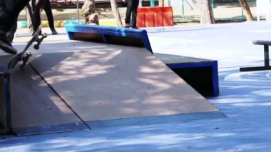 Kaykay ve adam yere düştü ve rampa yavaş bırak