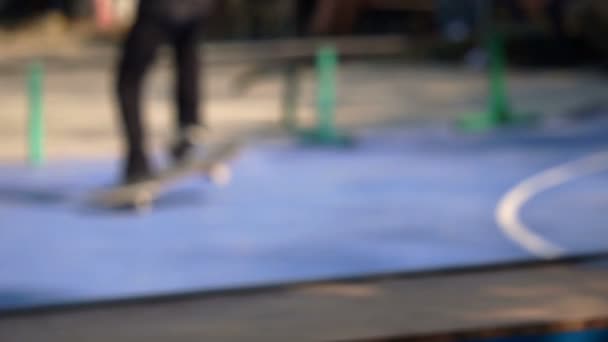 Skateboarder truco de salto en cámara lenta borrosa — Vídeos de Stock