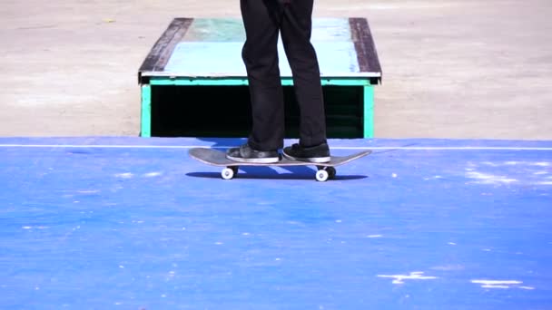 Un hombre jugando skate truco en suelo de hormigón en cámara lenta — Vídeo de stock