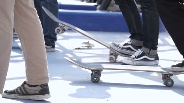 Chiangmai, Thailandia - Marzo 2017: Skateboard gang standing and watching friend play in skate park — Video Stock