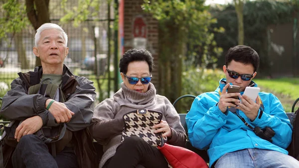 Família asiática viajam juntos. Filho é conectar internet procurando fo — Fotografia de Stock