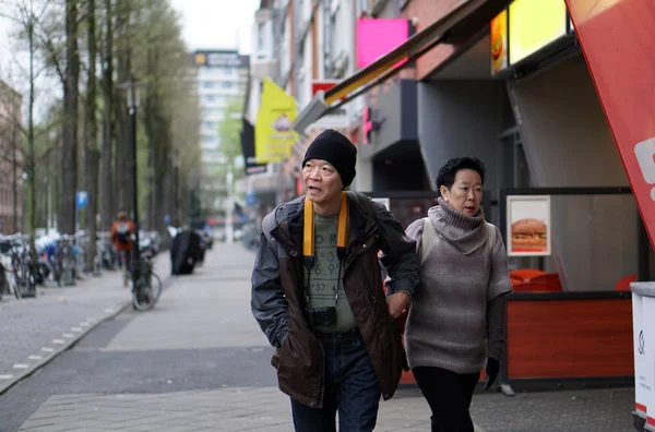 Asiática senior pareja caminando a lo largo de Europa calle mientras viaja —  Fotos de Stock