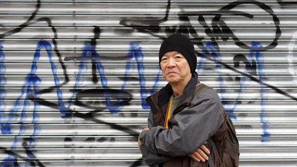 Asiatico senior viaggiatore con urbano grung graffiti sfondo textu — Foto Stock