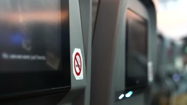 Aufkleberschild für Rauchverbot auf Flugzeugsitz aus nächster Nähe