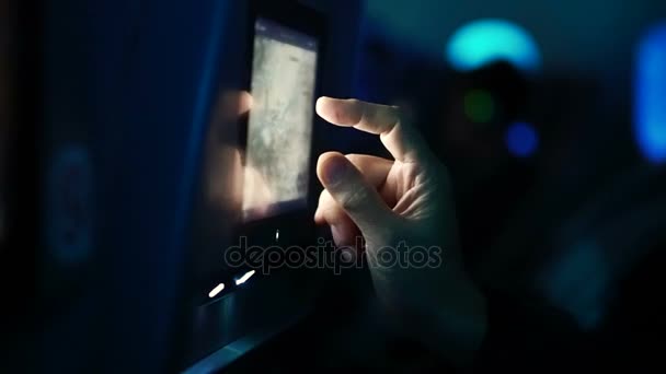 Рука пассажира с помощью самолета в полете развлекательный сенсорный экран, чтобы увидеть подробную карту полета — стоковое видео