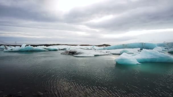 Jeges, jeges lagúna Izlandon, Jokulsarlon gleccser lagúna úszó. Lenyűgöző természetes kilátással — Stock videók