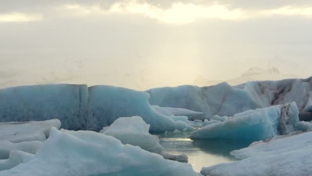 Jokulsarlon lago geleira na Islândia com raio de sol céu brilhar para baixo. Maravilha natural marco da Islândia — Vídeo de Stock