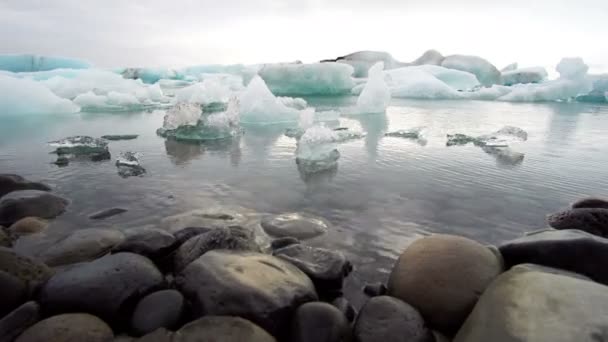 Hielo flotando en laguna glaciar en Islandia, laguna glaciar Jokulsarlon. Impresionante vista natural — Vídeos de Stock