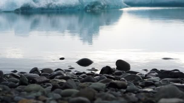 Γιόκουλσάρλον παγετώνα λίμνη στην Ισλανδία με ακτίνα του φωτός του ήλιου στον ουρανό λάμπουν προς τα κάτω. Το φυσικό θαύμα ορόσημο της Ισλανδίας — Αρχείο Βίντεο