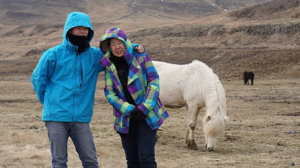 Asian son and mother taking family trip to Iceland. Taking photo — Stock Photo, Image