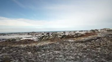 Icealand yol yolculuk görünümünden yan yol. Kar örtüsü ve çevresinde hiçbir şey ile çayır