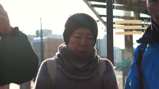 Asijské starší s rodinné cestování do Amsterdamu a pomocí tramvají pro dopravu po městě zpomalené 120fps — Stock video