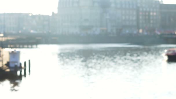 Vervagen van royalty's shot van de ochtendzon op Amsterdam canal baai tegenover centraal station — Stockvideo