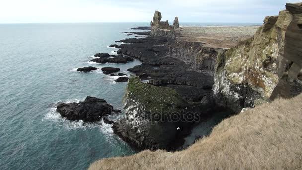 Island Londrangar skalní útvar na snaefellsnes poloostrova. Úžasné sopečné krajiny Islandu v národním parku — Stock video