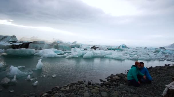 Timelapse μπλε παγόβουνα επιπλέουν τουριστικά λήψη φωτογραφιών στο κρυσταλλικό Λιμνοθάλασσα Γιόκουλσάρλον. Φυσικό ορόσημο της Ισλανδίας — Αρχείο Βίντεο