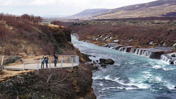 Ευτυχισμένος Ασίας οικογενειακά ταξιδιώτες στο hraunfossar Καταρράκτης στην Ισλανδία — Φωτογραφία Αρχείου