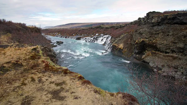 Hraunfossar горизонтальный водопад в Icealand. Мбаппе и маджи — стоковое фото