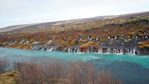 Hraunfossar горизонтальный водопад в Icealand. Мбаппе и маджи — стоковое фото