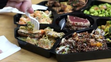 El yemek soğuk yemek deniz ürünleri ve salata tabağı içinde garp açık çarşı ağır çekimde atış 120 fps