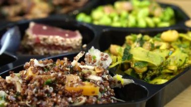 Soğuk yemek deniz ürünleri ve salata tabağı içinde garp açık çarşı ağır çekimde atış 120 fps