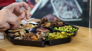 El yemek soğuk yemek deniz ürünleri ve salata tabağı içinde garp açık çarşı ağır çekimde atış 120 fps