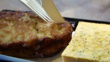 El bıçak kesim taze pişmiş balık köftesi Avrupa gıda durak üzerinden kullanmak