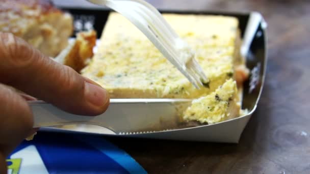Рука використовувати ножем різання пухкими морепродуктів омлет торт від європейських відкритий ринок — стокове відео