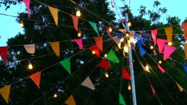 Festival olay dekorasyon. Renkli bayraklar ve ışık kutup üzerinde gökyüzü akşam asılı