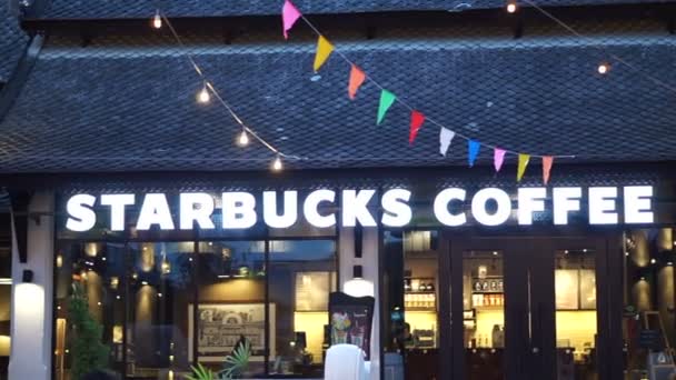 Chiangmai, Tayland - 6 Eylül 2016: Starbucks kahve aydınlatmak işareti klasik Tayland mimari aydınlatma ve festival dekorasyon ile — Stok video