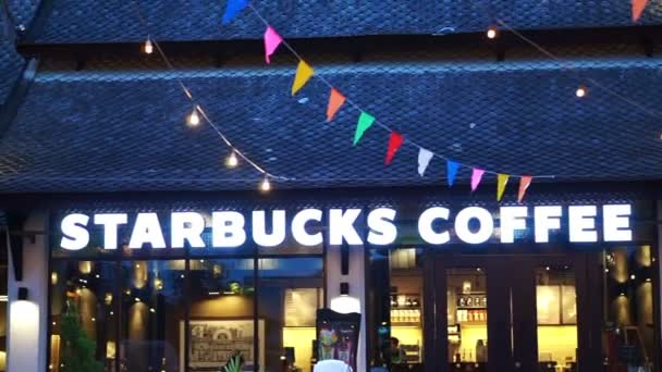 Chiangmai, Thajsko - 6 září 2016: Starbucks káva osvětlení cedulka s klasickým Thajsko architektura osvětlení a festivalové dekorace — Stock video