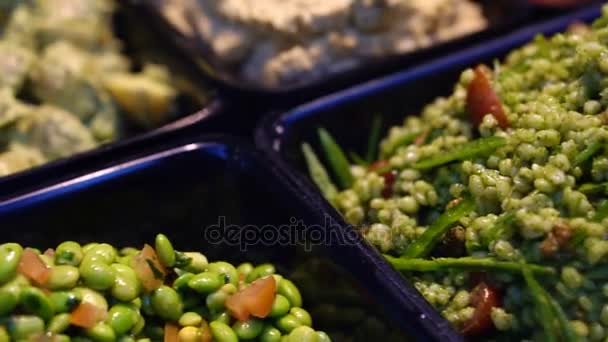 Venta de montones de ensaladas frías en el mercado abierto de Europa. Alimento nutritivo sano orgánico y fresco — Vídeos de Stock