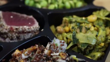Avrupa pazarında satış sağlıklı taze soğuk deniz ürünleri salatası. Somon, ton balığı, karides cook farklı madde ve baharat ile