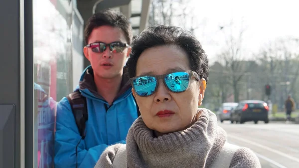 Ασιατικές γιος λαμβάνοντας μητέρα για ταξίδι η Ευρώπη για διακοπές. Ευτυχισμένη οικογένεια ταξίδι — Φωτογραφία Αρχείου