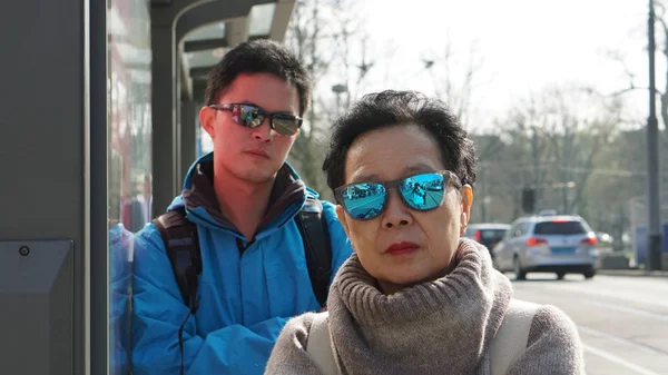 Asiático hijo tomando madre para Europa viaje de vacaciones. Feliz viaje en familia —  Fotos de Stock