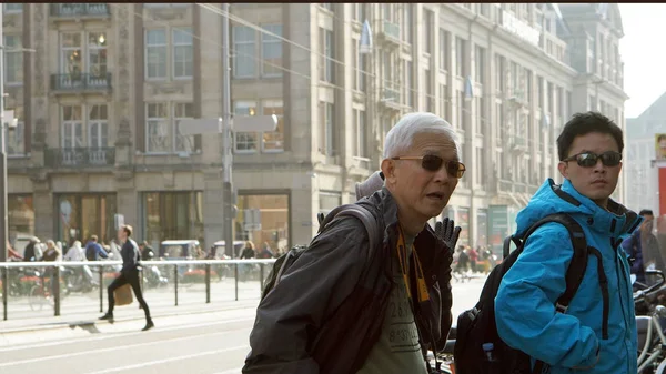Oost-Aziatische man en senior reizen naar Neterlands, Amsterdam. Toeristische verschillende cultuur probleem — Stockfoto