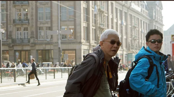 Östasiatiska mannen och senior resa till Neterlands, Amsterdam. Turist annan kultur frågan — Stockfoto