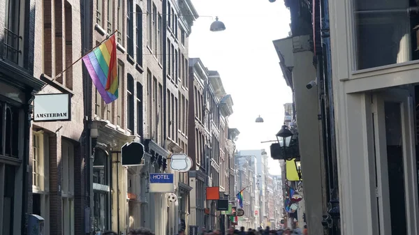 Duhová vlajka, Lgtb hrdost, visí nad budovu v Amsterdamu, Nizozemsko — Stock fotografie