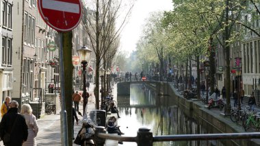 Amsterdam, Hollanda -3 Nisan 2017: Yerel ve turistik kalabalık cr